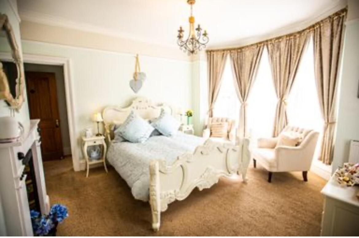 Abbotsleigh Of Whitby Bed & Breakfast ภายนอก รูปภาพ